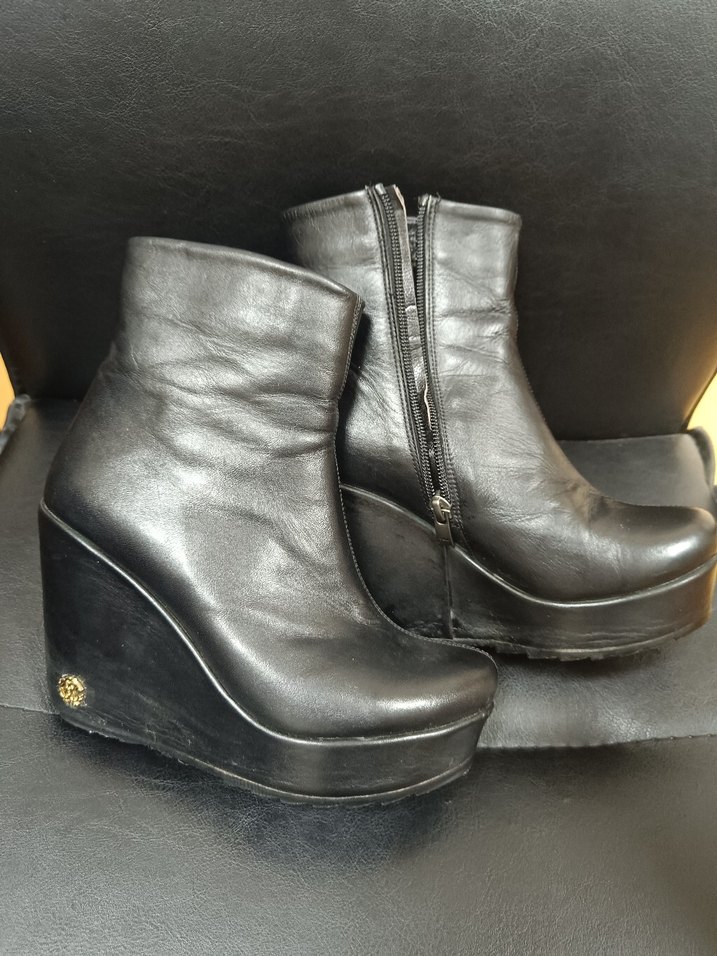 Siyah Deri Dolgu Topuklu Gotik Kadın Bot - Görsel 2