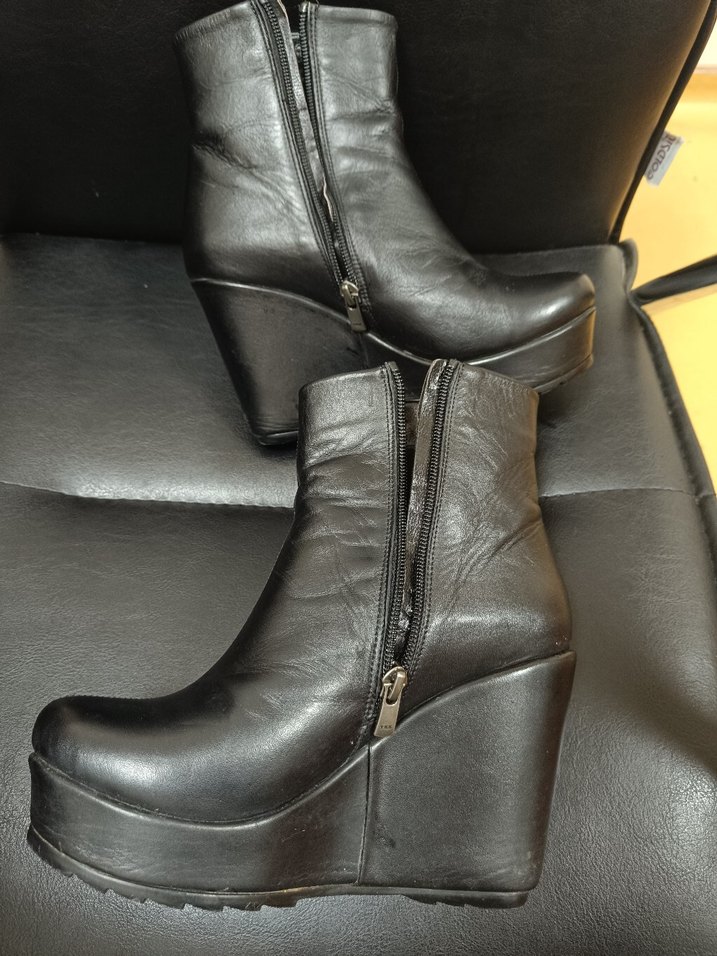 Siyah Deri Dolgu Topuklu Gotik Kadın Bot - Görsel 3