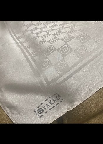 Beden VAKKO İPEK KARE DESEN KREM EŞARP