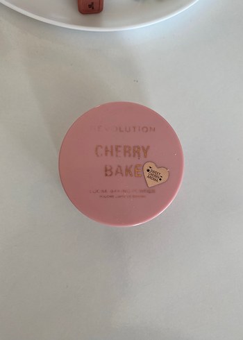 Revolution Cherry Bake Pudra