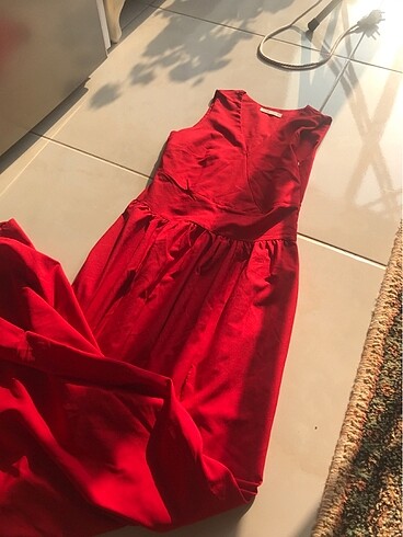 Kırmızı yırtmaçlı abiye