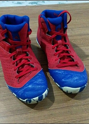 Adidas Adidas basketboll ayakkabısı.