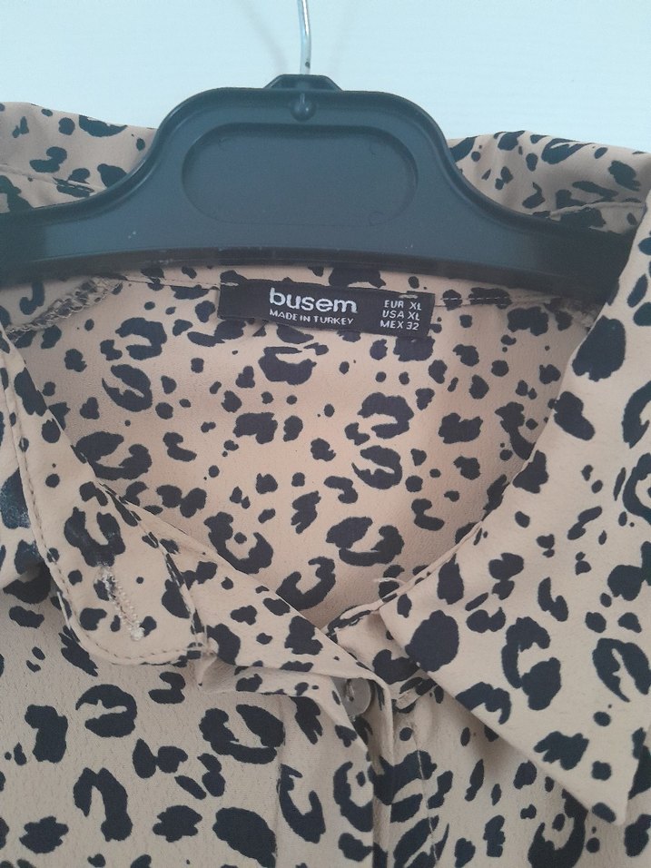 Leopar Desenli Düğmeli Hamile Bluzu - Görsel 4