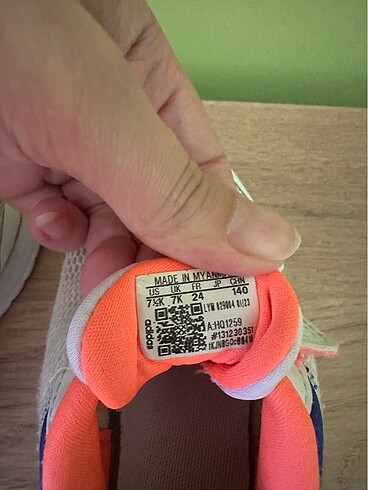 24 Beden beyaz Renk Adidas spor ayakkabı