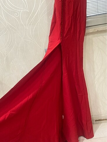 Kırmızı balık yırtmaçlı abiye - Görsel 3