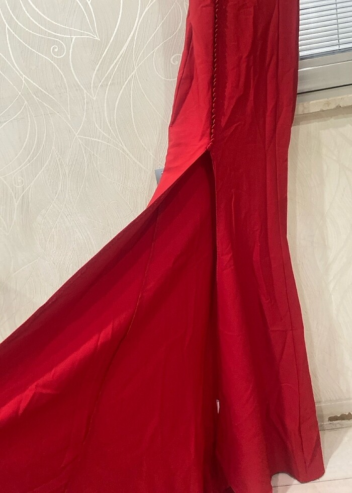 Kırmızı balık yırtmaçlı abiye - Görsel 3