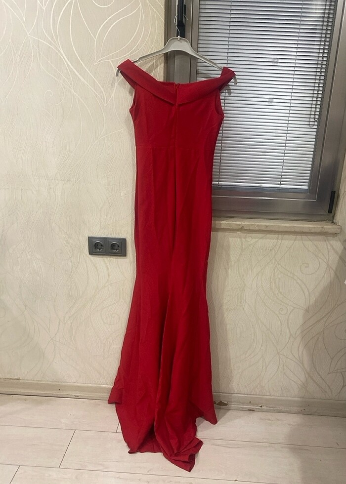 Kırmızı balık yırtmaçlı abiye - Görsel 4