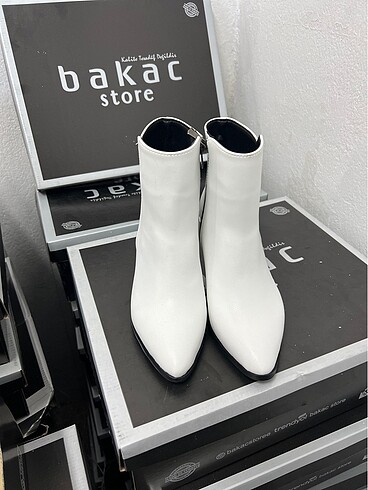 Beyaz bot 038