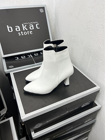 Diğer Beyaz bot 038