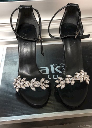 Siyah Stiletto Taşlı Tokalı Topuklu-145