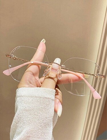 Pembe Detaylı Gözlük