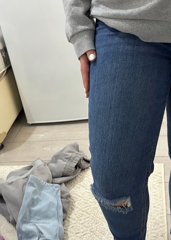 Lacivert yırtık pantolon - Görsel 4