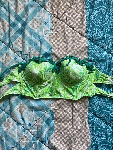 Bikini üstü yeşil