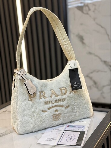 PRADA BEYAZ HAVLU KUMAŞ ETİKETLİ YUMOŞ ÇANTA LOGO DETAYLI ASKILI