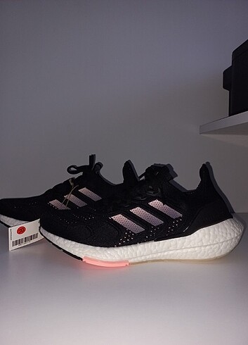 38,5 Beden ULTRABOOST LIGHT 22 HEAT.RDY KADIN KOŞU AYAKKABISI