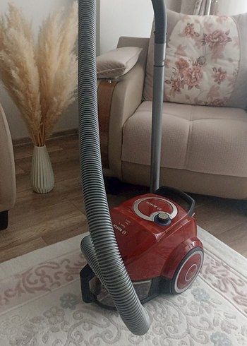 Beden Kırmızı Gövde ve Gri Hortumlu Elektrikli Süpürge