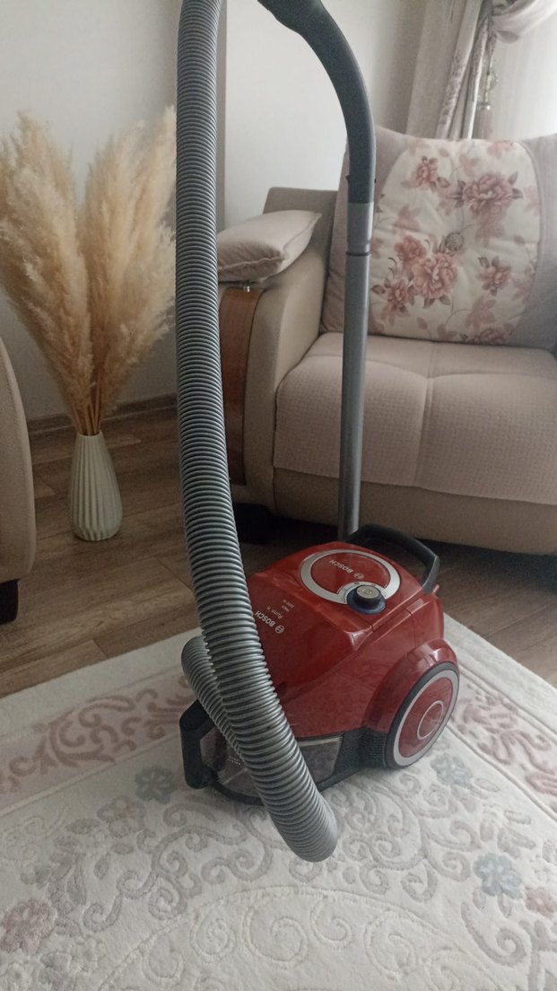 Kırmızı Gövde ve Gri Hortumlu Elektrikli Süpürge - Görsel 3