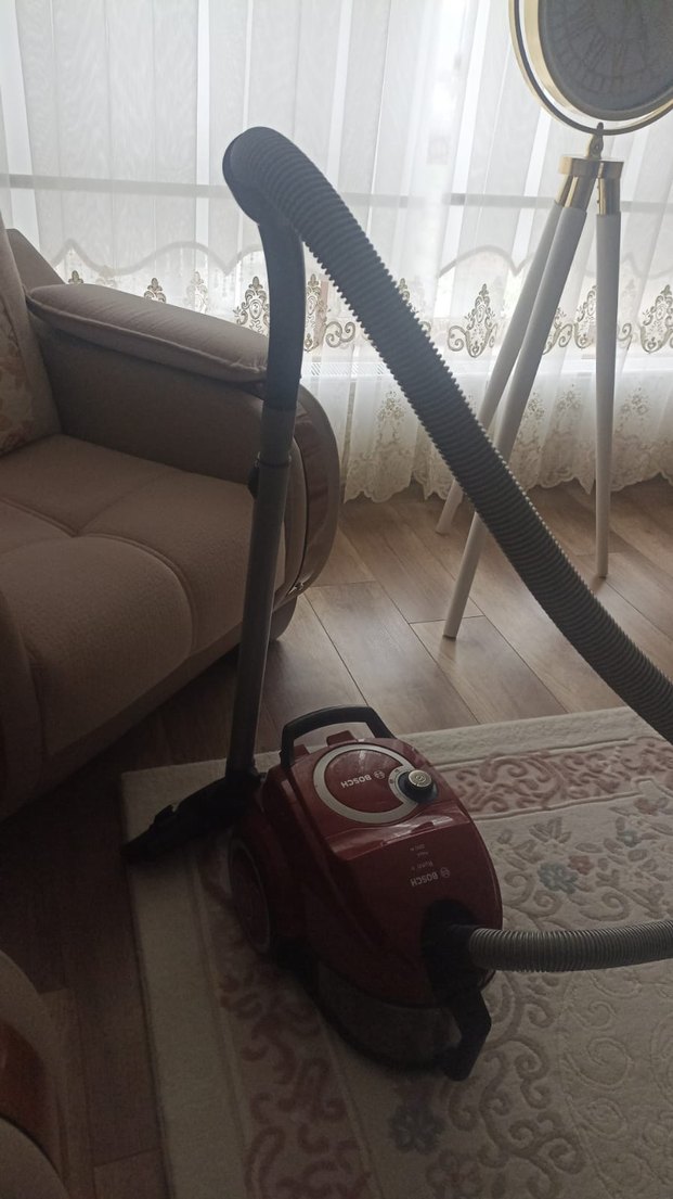 Kırmızı Gövde ve Gri Hortumlu Elektrikli Süpürge - Görsel 2