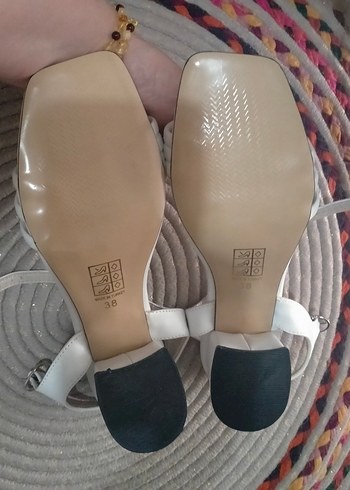 38 Beden Beyaz Tokalı Kadın Topuklu Sandalet