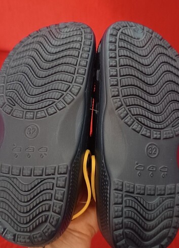 32 Beden CROCS SÜPERMEN ERKEK ÇOCUK TERLİK