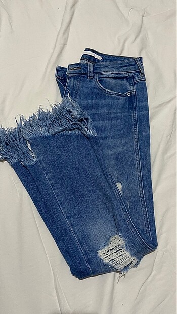 zara yırtık detaylı kot pantolon