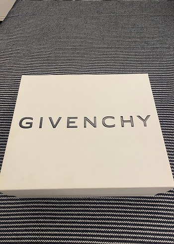 GIVENCHY 44