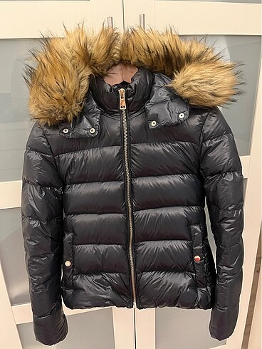 Zara Mont