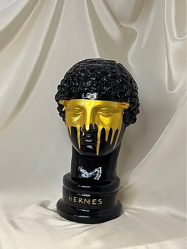 El boyaması hermes heykel