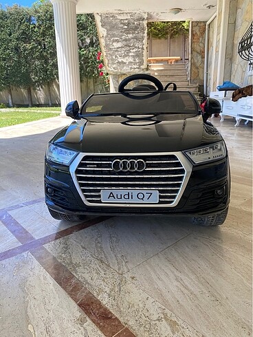 Beden Audi Q7 akülü araba