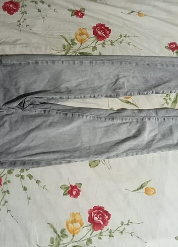 Biraz kullanılmış gri dar pantolon 