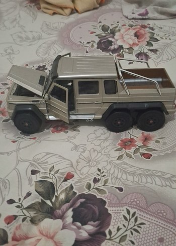 Kahverengi Gri Oyuncak Araba Modeli - Görsel 3