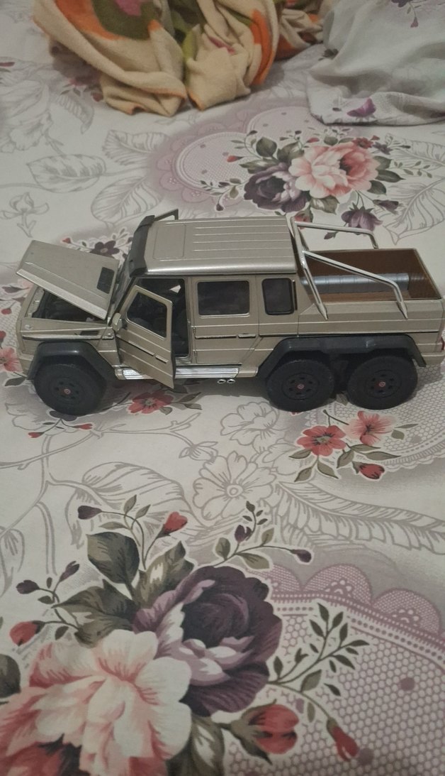 Kahverengi Gri Oyuncak Araba Modeli - Görsel 3