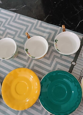 English Home 3adet fincan ve tabakları set halinde