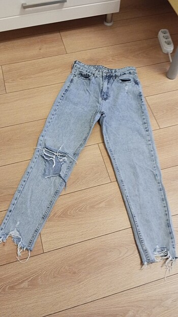 26 beden yırtık detaylı jeans