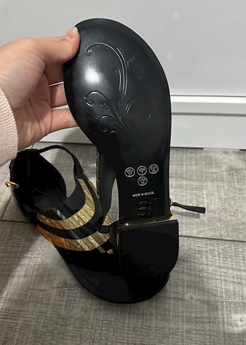 Divarese Altın Renkli Yılan Desenli Kadın Sandalet - Görsel 5