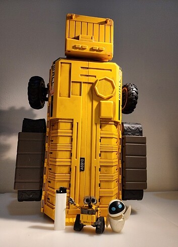 Beden Renk wall-e kamyonet ve wall-e ile eve figürü