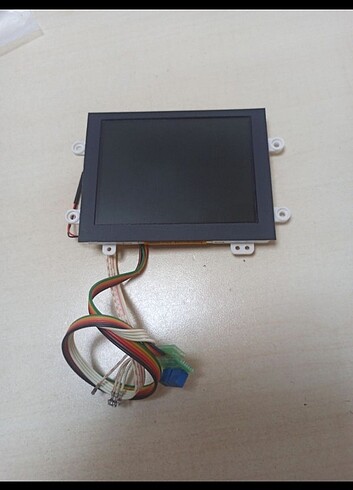 Beden 3.5 inç LCD Monitör. 12V ile çalışmaktadır. Cihaz herhangi bir v