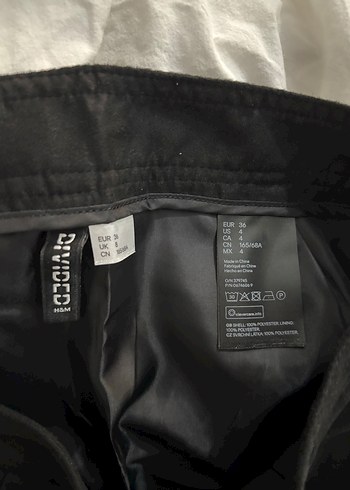 H&M Düğmeli Siyah Süet Mini Etek - Görsel 3