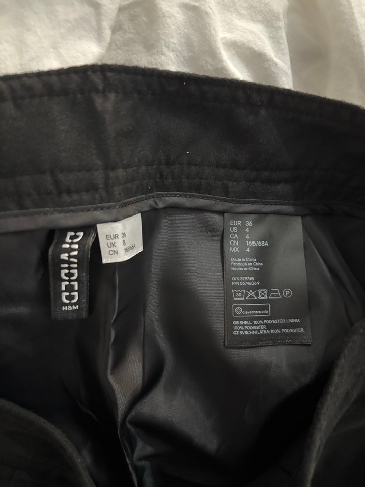 H&M Düğmeli Siyah Süet Mini Etek - Görsel 3