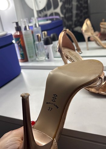 Parlak Altın Tokalı İnce Topuklu Kadın Ayakkabı - Görsel 3