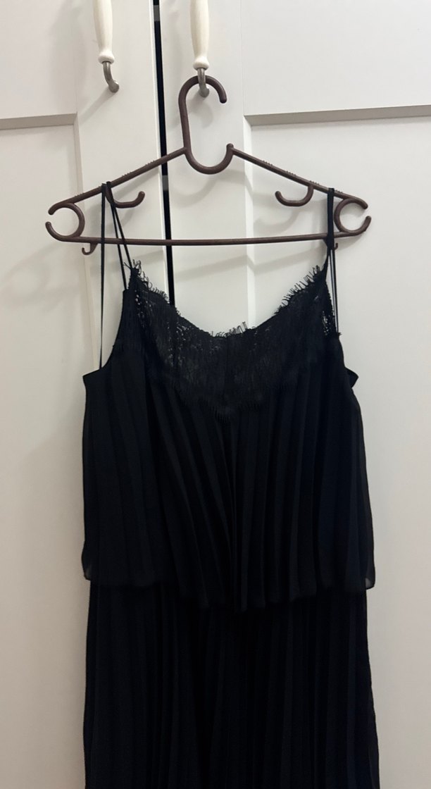 Siyah Mini Piliseli Askılı Gece Elbisesi - Görsel 3