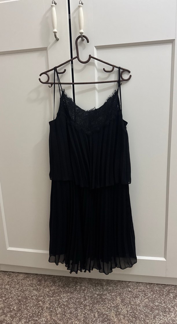 Siyah Mini Piliseli Askılı Gece Elbisesi - Görsel 2