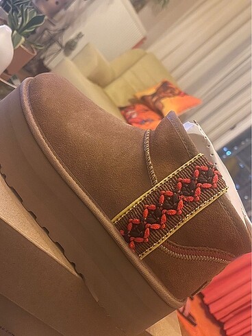 Ugg Ugg mini platform bot