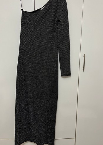 tek kol simli koyu gri şık elbise - Görsel 2