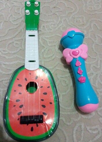 Ukulele yada minik gitar ve mikrofon