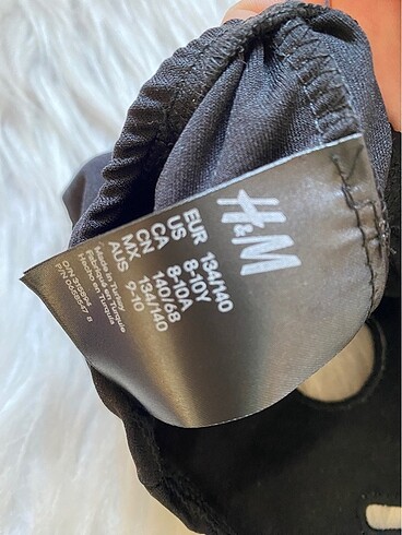 9 Yaş Beden siyah Renk H&M 8/10 yaş hiç kullanılmamış kostüm ??