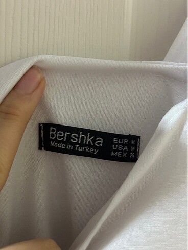 m Beden Bershka beyaz elbise