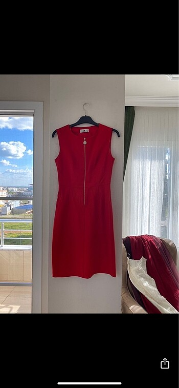 Kırmızı fermuar detaylı elbise