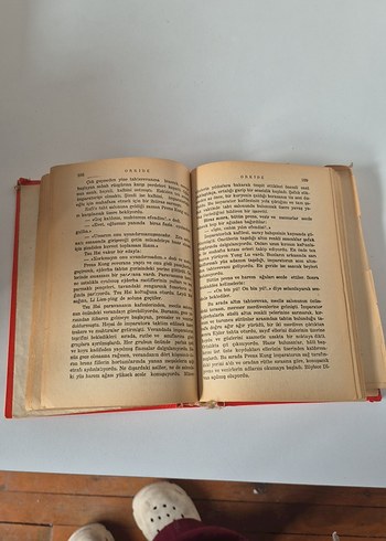 Kırmızı Kapaklı roman Kitabı - Görsel 3