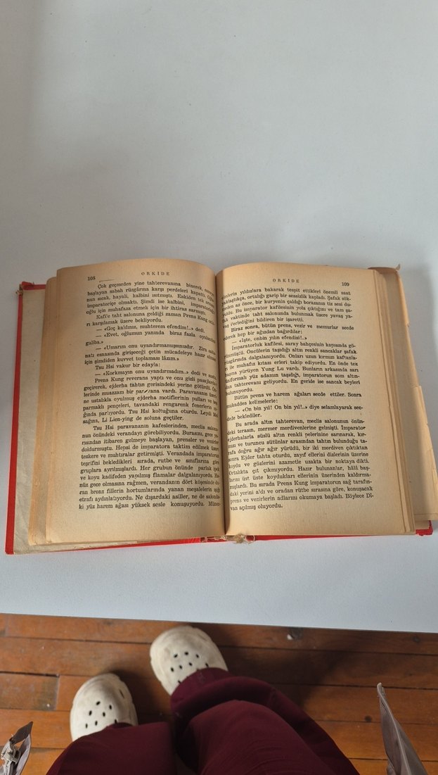 Kırmızı Kapaklı roman Kitabı - Görsel 3